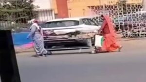 Indore MY Hospital gate closed viral stretcher video