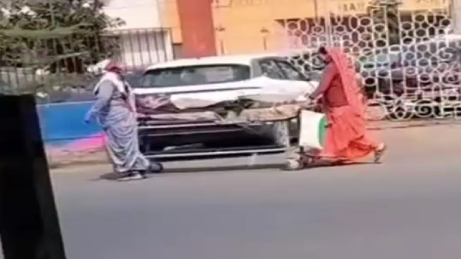 Indore MY Hospital gate closed viral stretcher video