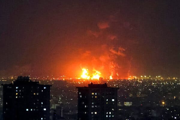 तेहरान में तेल डिपो पर बड़ा हमला. अमेरिका-इस्राइल की कार्रवाई से ईरान में मचा हड़कंप